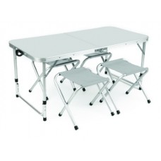 Mesa com 4 bancos
